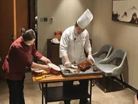 Процесс приготовления утки по-пекински в ресторане