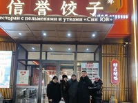 Пациенты медицинского центра Жуйкан из Первоуральска перед ужином в ресторане